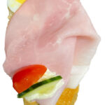 Frisch belegtes Weißbrötchen mit Beinschinken, gekochtes Ei, Krenaufstrich