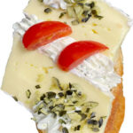 Knuspriges Brötchen mit Brie, Tomaten, Kürbisaufstrich