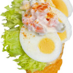 Handliches Brötchen mit Eiaufstrich, Rauchschinken, ordnungsgemäß portioniert für Caterings