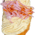 Handliches Brötchen mit Eiaufstrich, Rauchschinken.