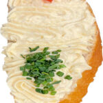 Belegtes Weißbrötchen mit Eiaufstrich, Tomaten, Schnittlauch