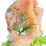 Handliches Brötchen mit Graved Lachs, gekochtes Ei, Blattsalat, Kräuteraufstrich.