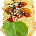 Knuspriges Brötchen mit Hummus, Melanzani, Paprika.