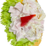 Kleines belegte Brötchen, belegt mit italienischer Wurstsalat, Ei, Blattsalat, Mayonnaise.