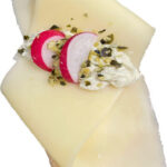 Kleines Brötchen, belegt mit Käse, Radieschen, Kürbisaufstrich.