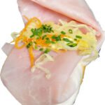 Belegtes Weißbrötchen mit Karree, Krautsalat, Eiaufstrich.