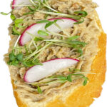 Belegtes Weißbrötchen mit Linsenaufstrich, Radieschen, Kapern.