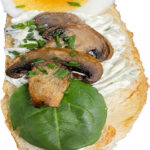 Knuspriges belegte Brötchen mit Pilzaufstrich, gekochtes Ei, Spinat, Kräuteraufstrich.