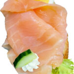 Kleines Brötchen, belegt mit Räucherlachs, gekochtes Ei, Blattsalat, Krenaufstrich.