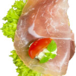 Belegtes Weißbrötchen mit Rohschinken, gekochtes Ei, Blattsalat, Basilikumaufstrich.