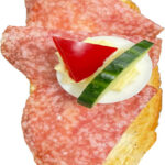 Handliches belegte Brötchen mit Salami, gekochtes Ei, Eiaufstrich.