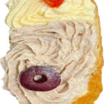 Frisch belegtes Weißbrötchen mit Eiaufstrich, Thunfischaufstrich, geeignet für Buffet und Meeting.