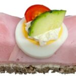 Bio-Vollkornbrötchen, belegt mit feinem Beinschinken, gekochtem Ei und cremigem Krenaufstrich.