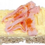 Bio-Vollkornbrötchen mit würzigem Rauchschinken, gekochtem Ei und Aufstrich nach Hausart.