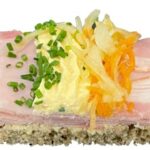 Bio-Vollkornbrötchen, belegt mit saftigem Karreebraten, Eiaufstrich und Krautsalat.