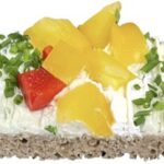 Bio-Vollkornbrötchen, bestrichen mit frischem Kräuteraufstrich, verfeinert mit Paprika und Schnittlauch.