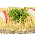 Bio-Vollkornbrötchen, bestrichen mit würzigem Linsenaufstrich, garniert mit Radieschen, Kapern und frischen Kräutern.