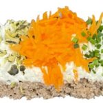 Bio-Vollkornbrötchen, belegt mit Kräuteraufstrich, Karotten, Kürbiskerne und Schnittlauch.