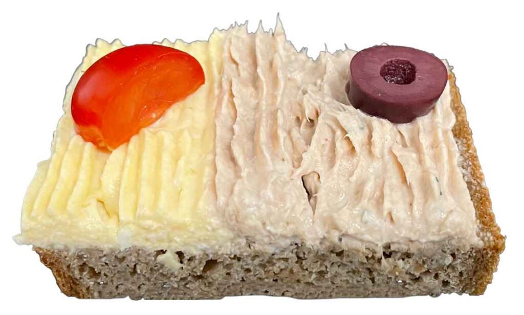 Bio-Vollkornbrötchen mit Thunfisch- und Eiaufstrich.