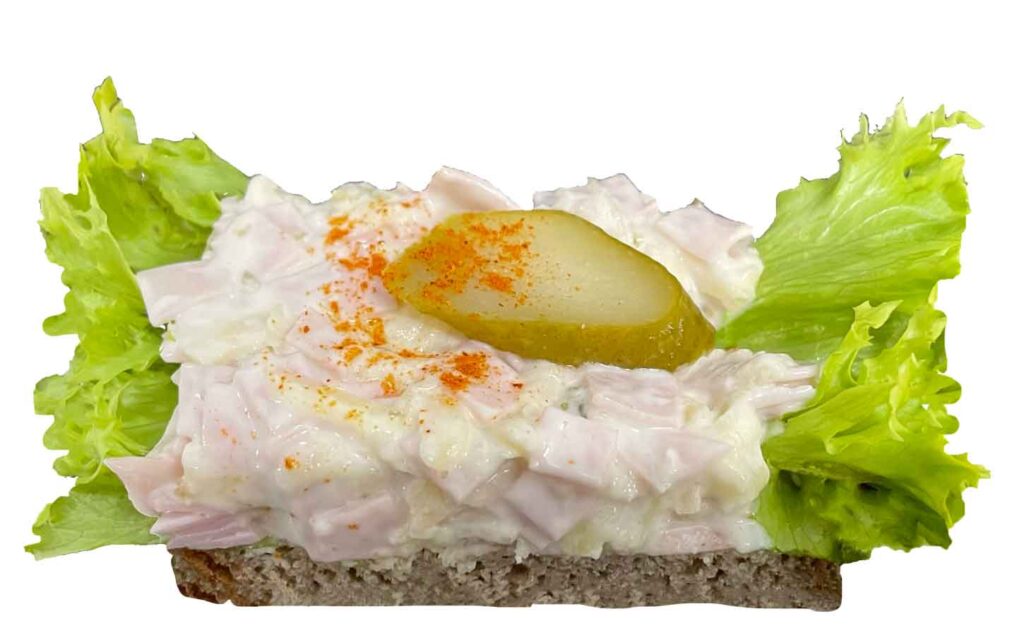 Bio-Vollkornbrötchen, belegt mit italienischem Wurstsalat, Paprika und Salat