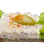 Bio-Vollkornbrötchen, belegt mit italienischem Wurstsalat, Paprika und Salat