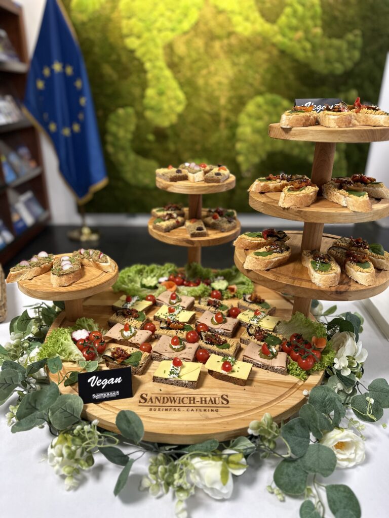 Bufettaufbau auf Holzetagen für Europäische union Kongress.