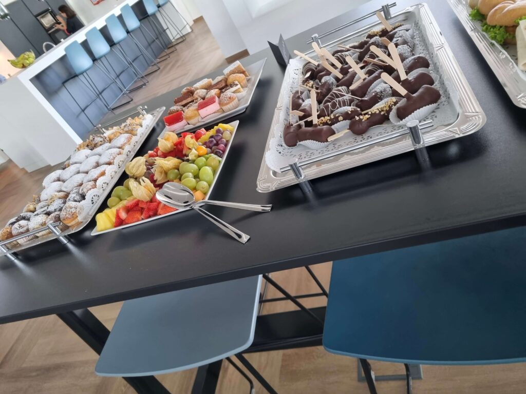 Ein Business Meeting soll effizient, professionell und angenehm sein – egal ob Kund:innen eingeladen sind oder interne Teams zusammenkommen. Doch gute Planung ist entscheidend: Raum, Technik, Agenda und Verpflegung müssen stimmen. Hier erfahren Sie, wie Sie Ihr nächstes Meeting in Wien stressfrei planen können.