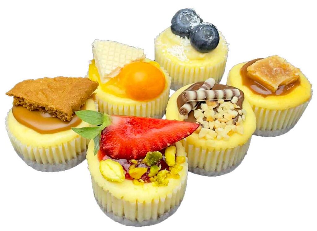 Cheesecake – cremiger Klassiker im handlichen Fingerfood-Format. Fein abgestimmt und ideal portioniert für Catering, Meeting oder als Dessert im Büro.