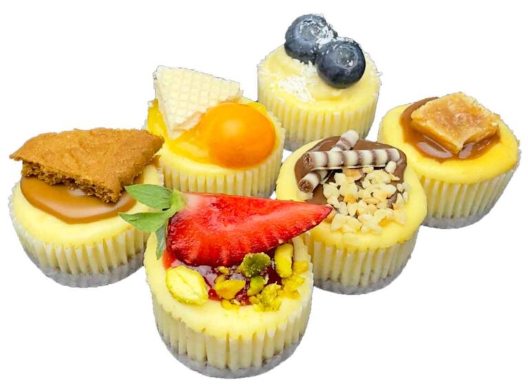 Cheesecake – cremiger Klassiker im handlichen Fingerfood-Format. Fein abgestimmt und ideal portioniert für Catering, Meeting oder als Dessert im Büro.
