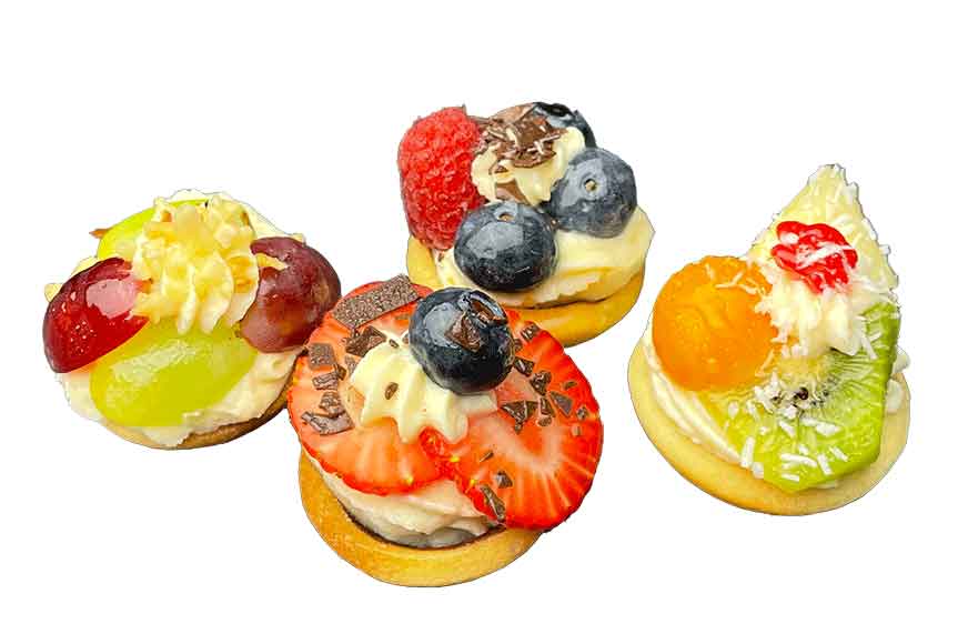 Fruchtschüsserl – köstlicher Mürbteig gefüllt mit feiner Vanillecreme und frischem Obst. Liebevoll dekoriert, ideal für Catering, Meetings oder als süßer Abschluss im Büro. Obstsorten je nach Saison variabel, stets frisch und farbenfroh.