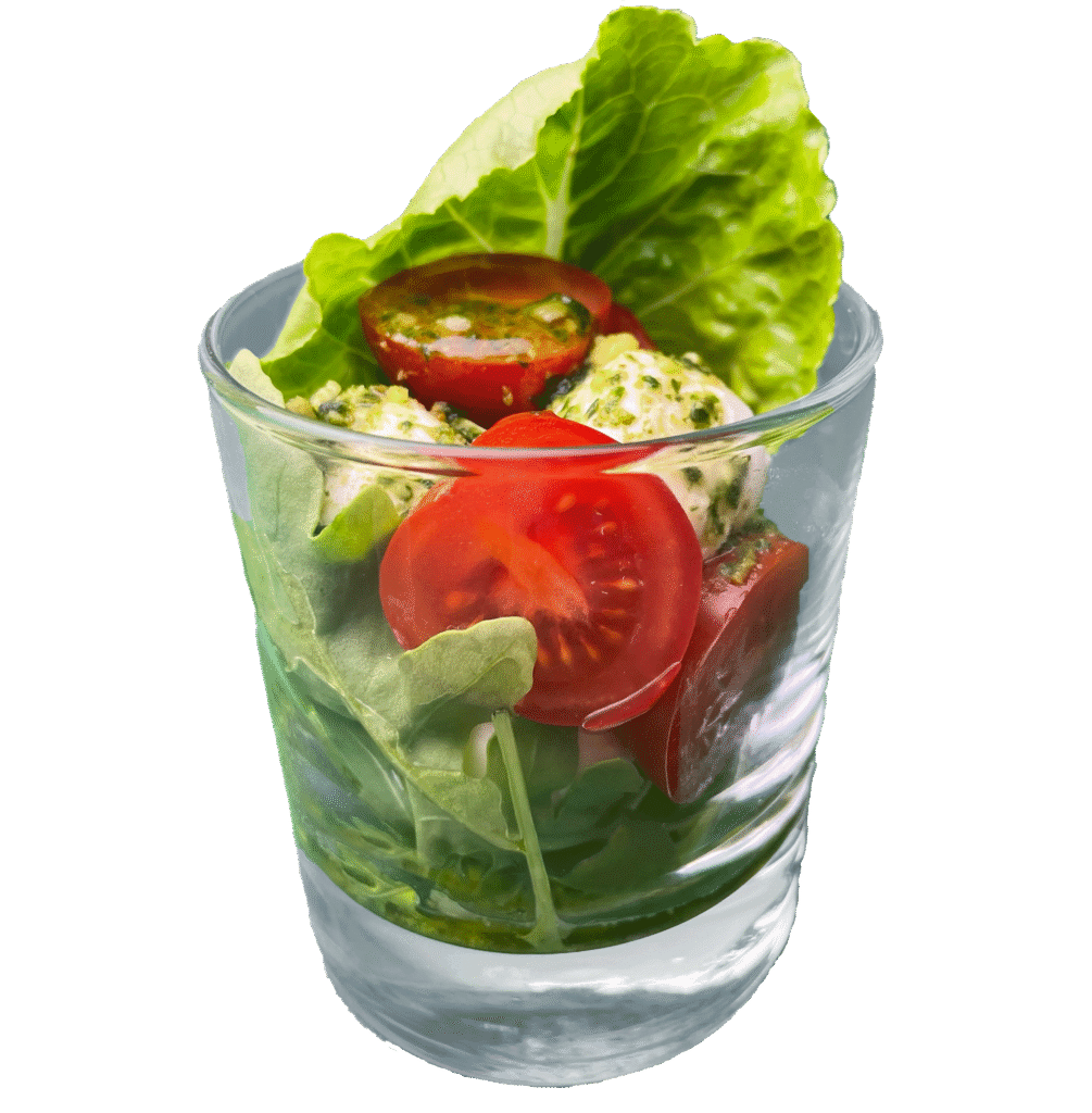 Glassalat Caprese – Caprese im Glas bestellen in Wien: frischer Rucola, cremige Mini-Mozzarella, Cocktailtomaten und knackiger Salat, fein verfeinert mit hausgemachtem Basilikum-Pesto und Olivenöl. Der italienische Klassiker, modern serviert im Glas