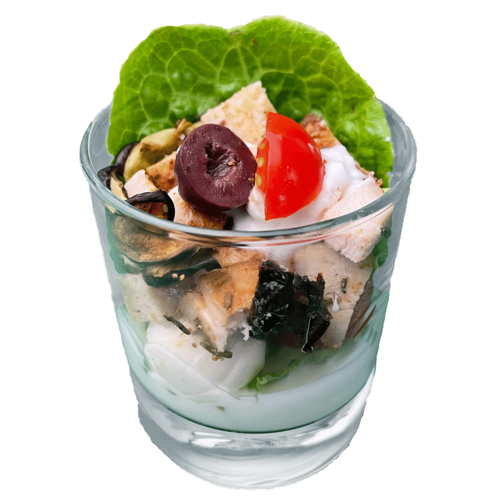 Glassalat Hühnchen mediterran – Hühnersalat im Glas bestellen in Wien: zart gewürfeltes Huhn, getrocknete Tomatenstücke, frischer Rucola, Mozzarella, Melanzani, Tomaten und knackiger Salat auf cremiger Joghurt-Basis.