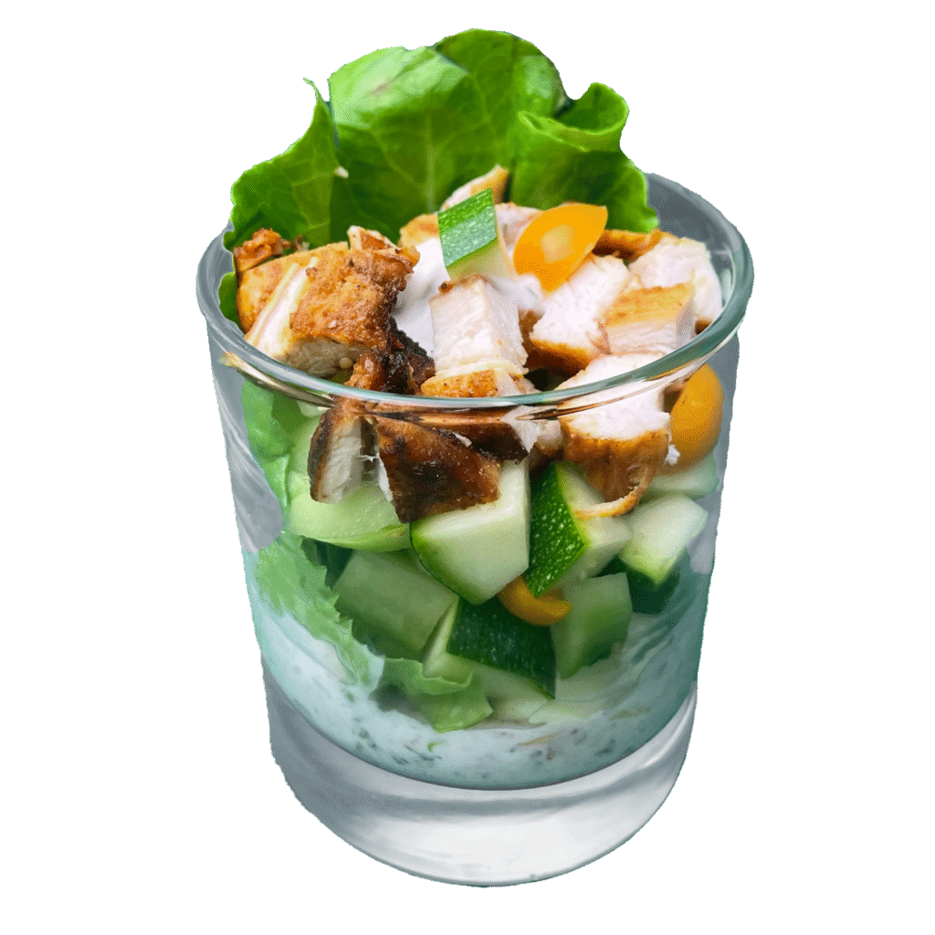 Glassalat Tandoori-Hühnchen – Hühnersalat im Glas bestellen in Wien: würzig mariniertes Tandoori-Huhn, gewürfelt und kombiniert mit Gurke, Physalis, frischem Salat und Zucchini. Abgerundet mit einem erfrischenden Minz-Tamarind-Joghurt-Dressing