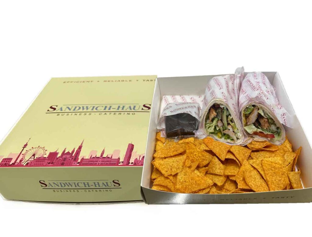 Frische Lunchpakete in Wien für Firmen & Privatpersonen. Wraps mit Hühnerfleisch oder Falafel, Chips & Brownie. Mindestbestellung 10 Portionen.