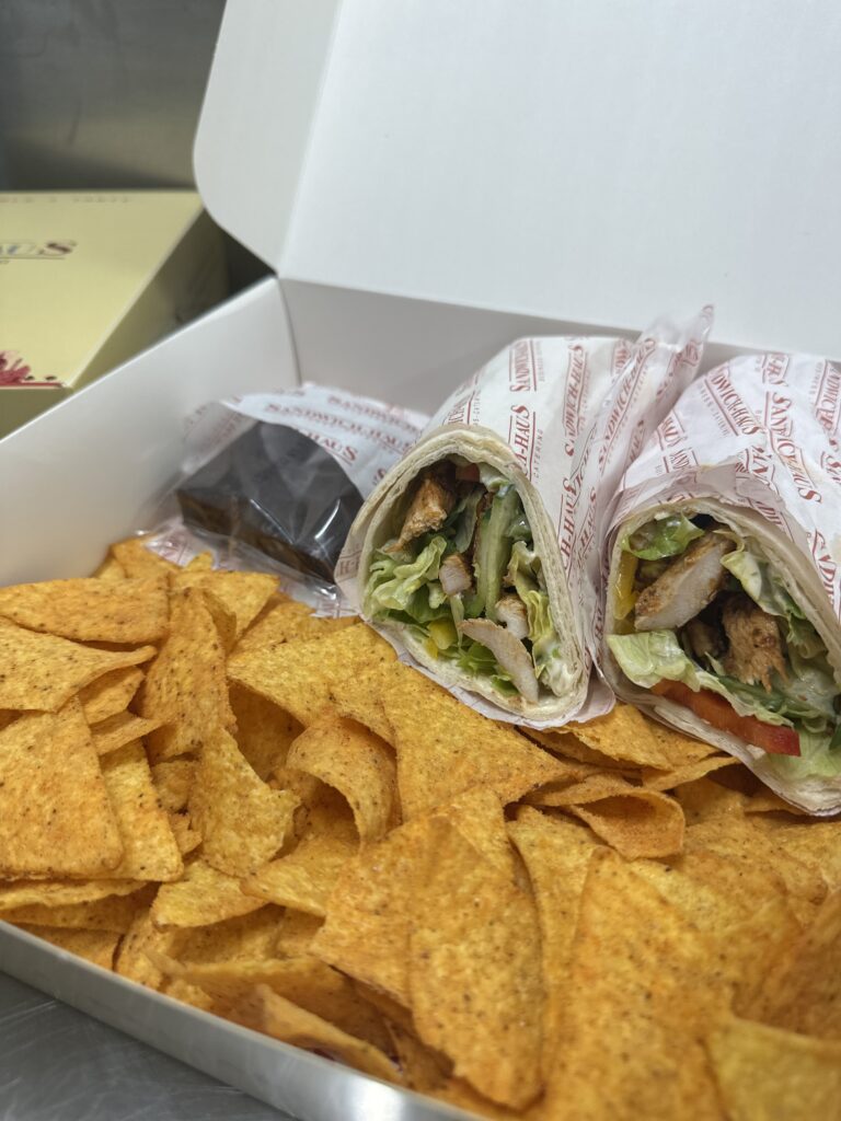 Unsere Lunchpakete in Wien sind die ideale Lösung für Firmen, Meetings, Ausflüge und Reisen mit Bus oder Zug. Frisch zubereitet, praktisch verpackt und sofort verzehrbereit – perfekt für unterwegs oder im Büro.