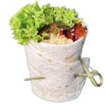 Wrap mit Hummus, knusprigen Falafel-Bällchen, frischem Salat und Sesamsauce – vegan.