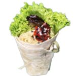 Veganer Wrap mit cremigem Hummus und bunt gegrilltem Gemüse – rein pflanzlicher Genuss.