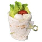 Wrap gefüllt mit Mini-Mozzarella, Tomaten, Basilikum und leichter Sauce – frisch & vegetarisch.