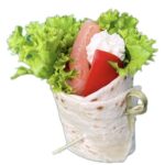 Wrap mit Räucherlachs, cremigem Krenaufstrich und Paprika – aromatisch & frisch.