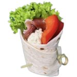 Wrap mit würzigem Rohschinken, frischem Basilikum, Käse und Gemüse – mediterran inspiriert.