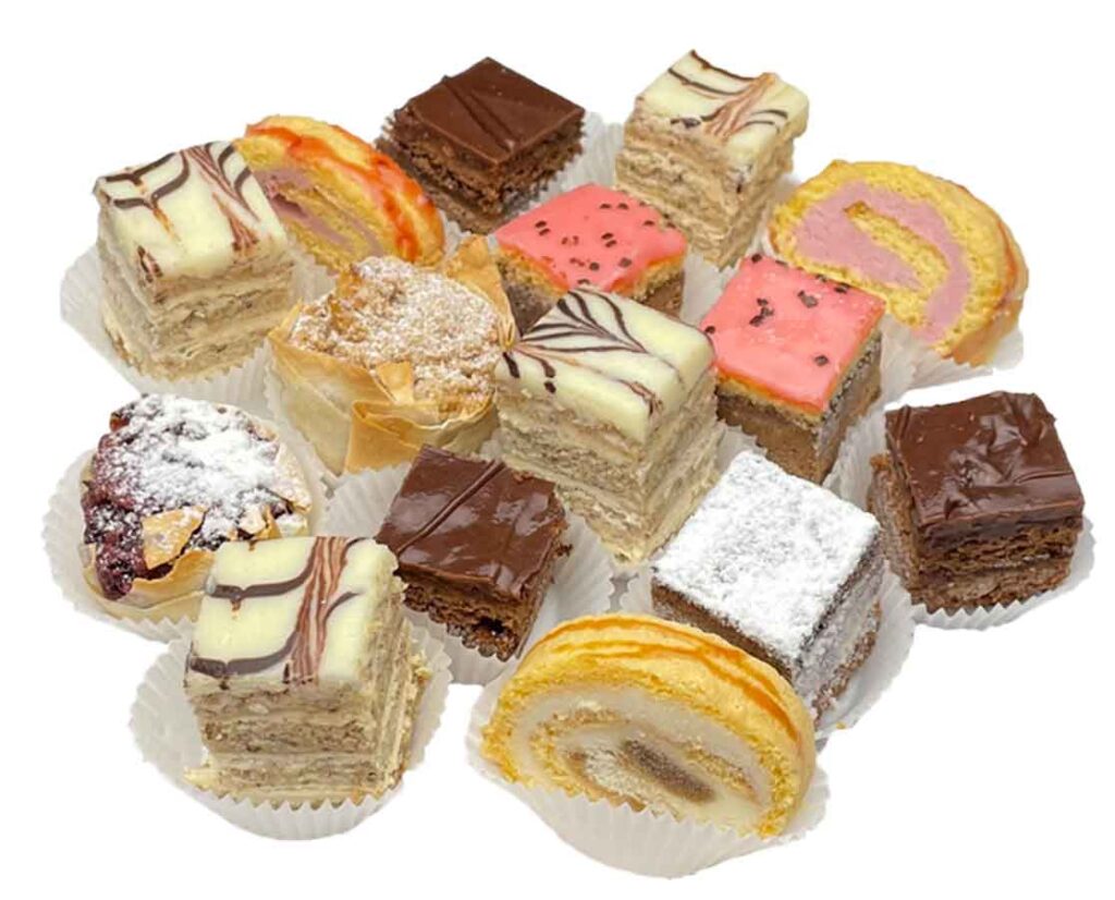 Österreichische Mini-Mehlspeisen – klassische österreichische Kuchen in Fingerfood-Größe: von Sacher über Punschkrapfen bis Esterházyschnitte. Unverzichtbar für Business-Meetings und Kaffeepausen – ein Stück süßes Paradies für jeden Gast.