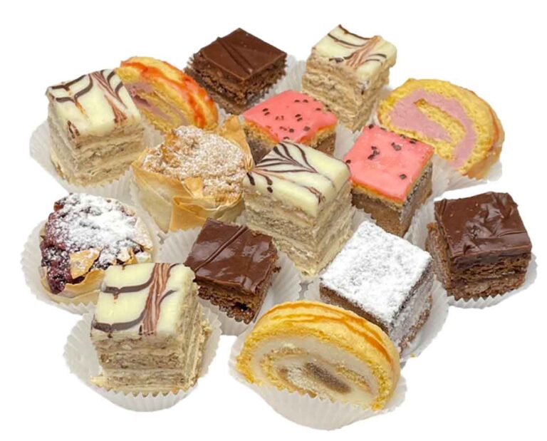 Österreichische Mini-Mehlspeisen – klassische österreichische Kuchen in Fingerfood-Größe: von Sacher über Punschkrapfen bis Esterházyschnitte. Unverzichtbar für Business-Meetings und Kaffeepausen – ein Stück süßes Paradies für jeden Gast.