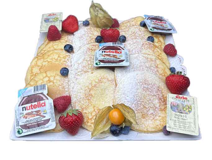 Pancake Platte mit 15 frischen Pancakes, serviert mit Beeren, Nutella und Honig – Frühstück und Catering für Businessmeetings in Wien