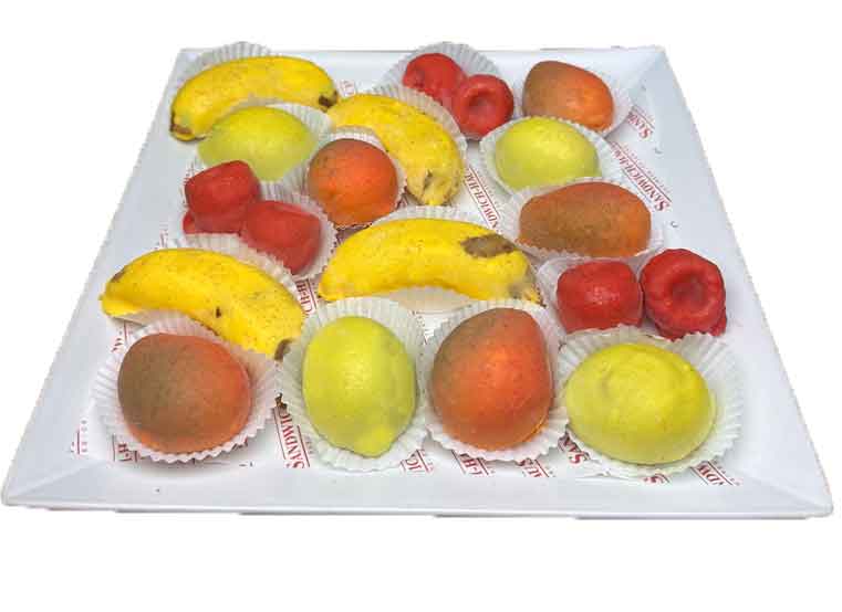 Petits Fruits – handgefertigte Mini-Fruchtdesserts mit cremiger Mousse und fruchtigem Kern. Täuschend echte kleine Früchte in den Sorten Mango, Banane, Bergamotte-Zitrone und Himbeere. Ideal als Mini-Dessert, Fingerfood und für Dessertbuffets bei Catering und Events in Wien.
