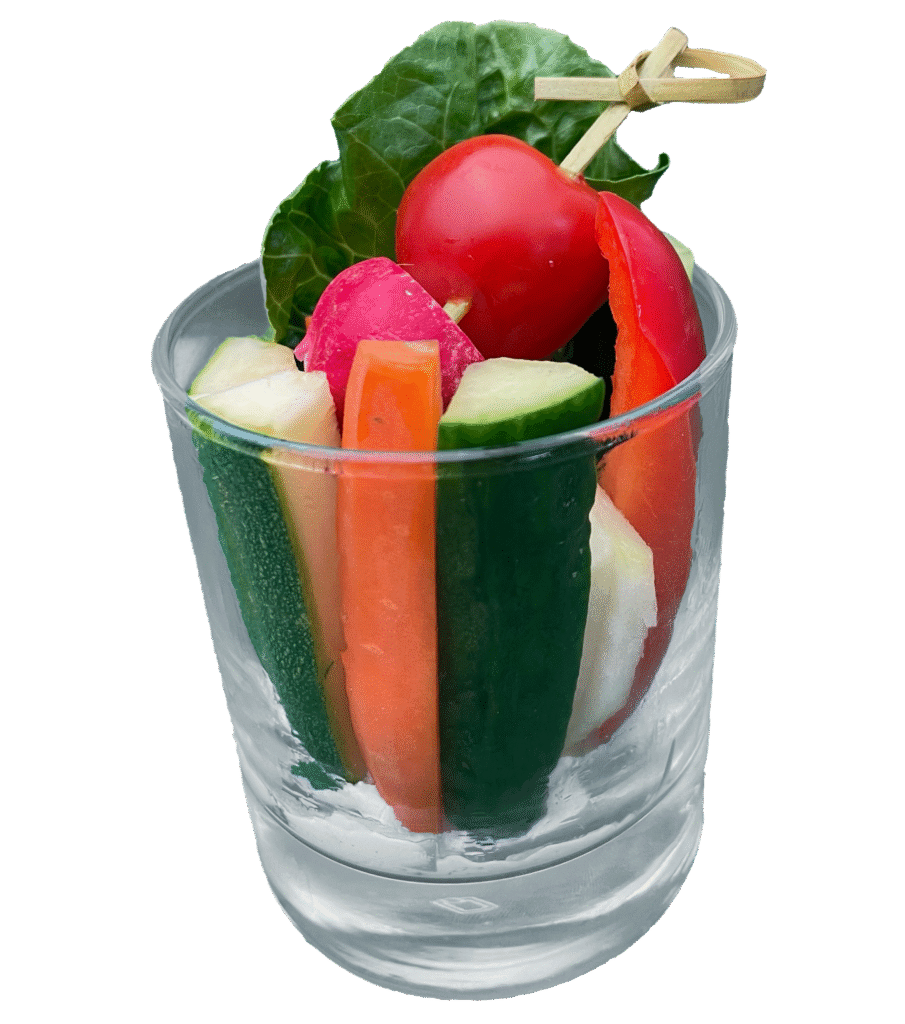 Rohkoststicks im Glas – Rohkost im Glas bestellen in Wien: knackige Gemüsesticks als handliche Einzelportion, serviert mit cremigem Kräuter-Frischkäse-Dip.