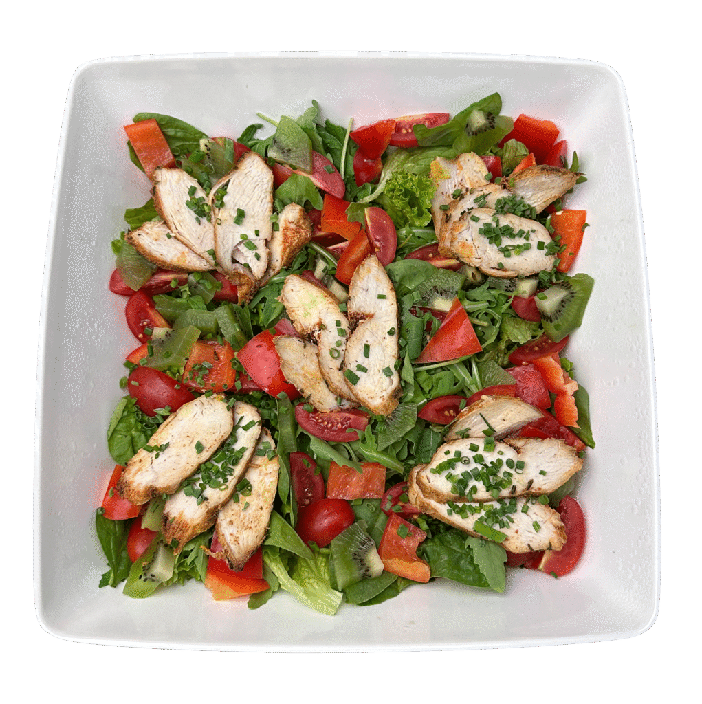 Mediterranen Hühnersalat in Wien bestellen: zarte, mediterran gebratene Hühnerscheiben mit roter Paprika, Kirschtomaten, Kiwi und frischem Blattsalat. Anstelle einzelner Portionen bieten wir Ihnen auch die Möglichkeit, eine große Schale für Selbstbedienung zu bestellen.