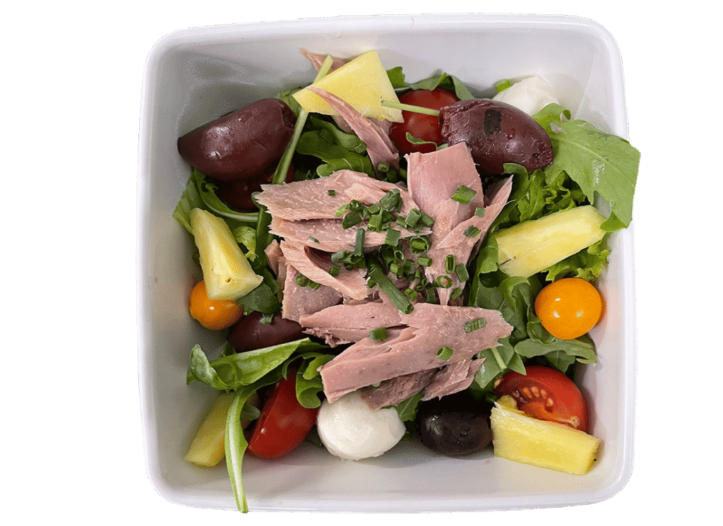 Salat mit Thunfisch und Mini-Mozzarella – Thunfisch Salat bestellen in Wien: einzelne Portion mit zartem Thunfisch, cremigen Mini-Mozzarella, Oliven, Tomaten sowie fruchtigen Physalis und Ananas. Frisch zubereitet, ideal für Catering, Buffet oder als leichte Mahlzeit.