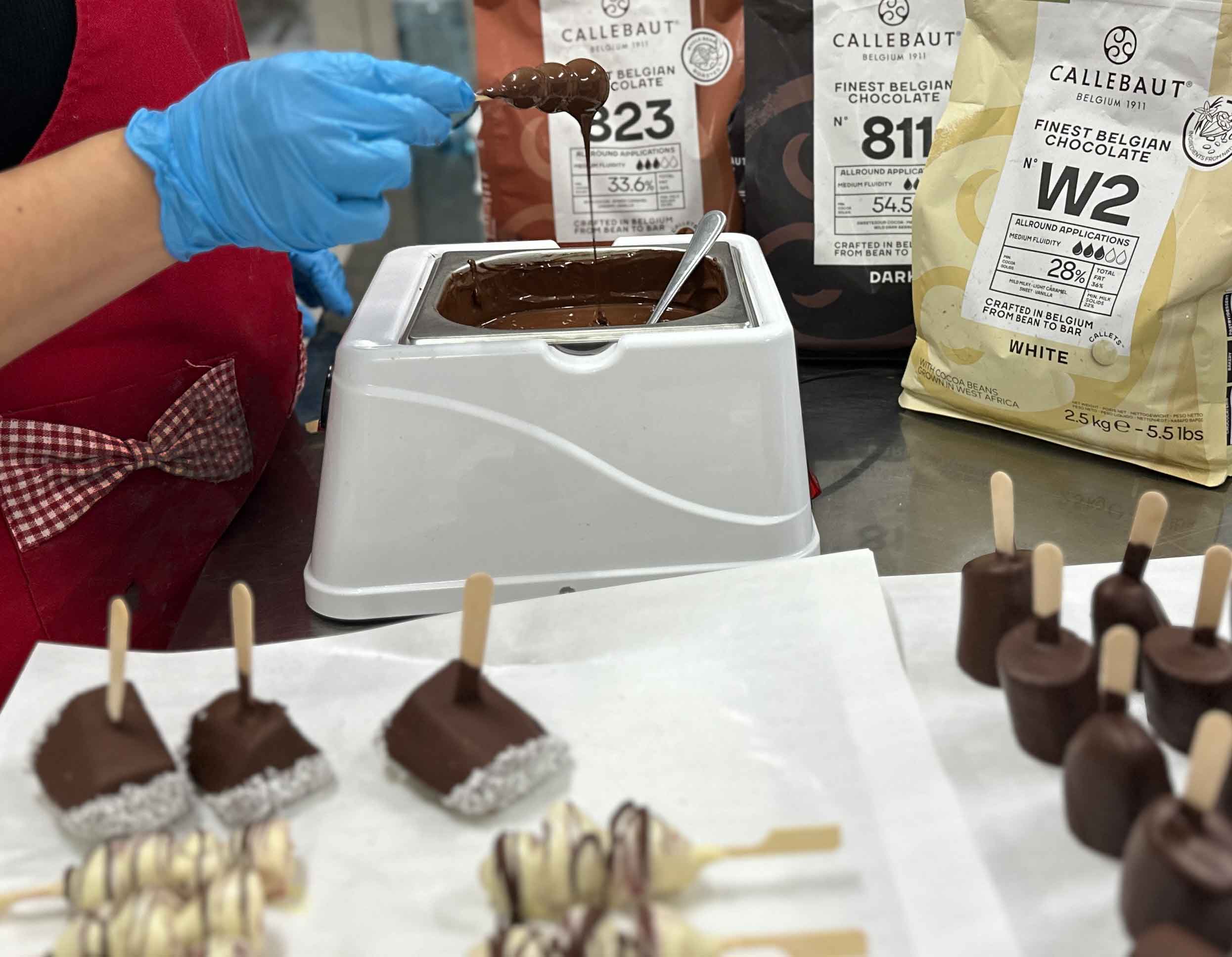 Schokofrüchte in Produktion.