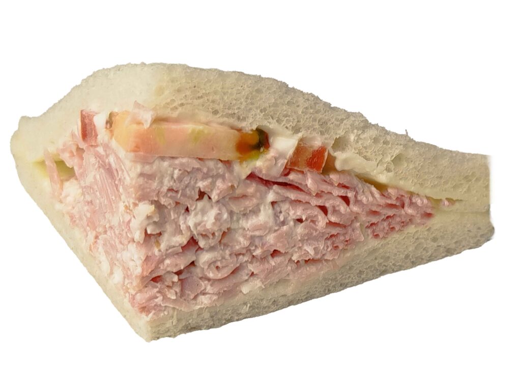 Feines Tramezzini-Sandwich, belegt mit Beinschinken und cremigem Krenaufstrich.