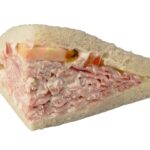 Feines Tramezzini-Sandwich, belegt mit Beinschinken und cremigem Krenaufstrich.